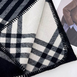 Bufanda de Mujer a Cuadros de Imitación de Cachemira de 55 cm, Calentador de Cuello con Aislamiento Térmico para Otoño e Invierno, Uso Interior y Exterior - Product Image 3