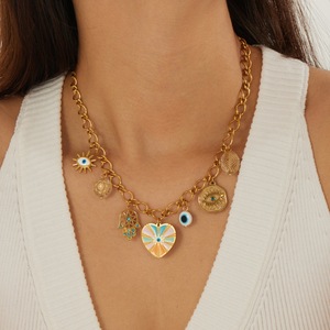 Conjunto de Collar y Pulsera de Acero Inoxidable con Baño de Oro 18k PVD, Diseño de Palma de la Suerte y Corazón en Colores Caramelo, Ideal para Regalo de Aniversario o Boda - Product Image 1