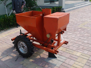 Planteuse de pommes de terre tractée par un tracteur, adaptée aux tracteurs de moyenne puissance, pour <span class=keywords><strong>le</strong></span> creusement de fossés, <span class=keywords><strong>le</strong></span> semis et la fertilisation des cultures tubulaires comme les pommes de terre. - Product Image 1