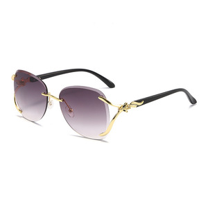 Nuevas <span class=keywords><strong>Gafas</strong></span> <span class=keywords><strong>de</strong></span> <span class=keywords><strong>Sol</strong></span> <span class=keywords><strong>de</strong></span> Lujo Sin Montura para Mujer, con Diseño <span class=keywords><strong>de</strong></span> Cabeza <span class=keywords><strong>de</strong></span> Zorro Metálica, Protección UV para Exteriores, Lentes <span class=keywords><strong>de</strong></span> Espejo con Diseño Oceánico - Product Image 6