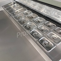 Congélateur industriel sous-comptoir double en acier inoxydable avec plan de travail pour préparation de salades et pizzas, déflecteur en verre, sans givre et refroidissement par air