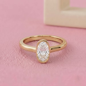 Bague de fiançailles solitaire demi-sertie avec diamant taille ovale et alliance en or uni pour bijoux de mariée modernes et raffinés - Product Image 4