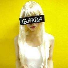 Peluca larga suelta de ondas doradas con estilo de cabello bajo - Product Image 1