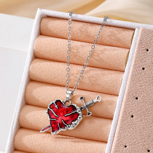 Collier pendentif en forme de cœur, épée en métal rouge perforant le cœur, bijoux unisexes, cadeau, colliers pendentifs raffinés - Product Image 1