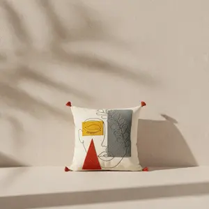 Funda de Cojín Decorativa con Figura Facial Bordada en Línea Moderna y Almohada Sin Relleno Blanca - Product Image 2