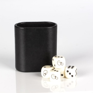 Recién llegado, juego de tazas de <span class=keywords><strong>dados</strong></span>, logotipo en relieve personalizado, taza de <span class=keywords><strong>dados</strong></span> de lujo de cuero Pu hecha a mano con 5 <span class=keywords><strong>dados</strong></span> - Product Image 1