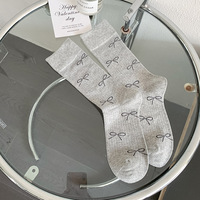Chaussettes de vent de ballet de longueur moyenne noire et blanche pour femmes avec nœud Automne Printemps Bandes verticales empilées Position du logo du corps