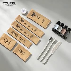 Lot de produits de toilette jetables biodégradables pour hôtels, avec sac en papier kraft, brosse à dents en paille, peigne, et logo personnalisé pour hôtels - Product Image 1