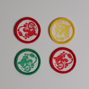 Patch d'insigne brodé doux cousu sur le support pour gilets et sacs fourre-tout - Product Image 2