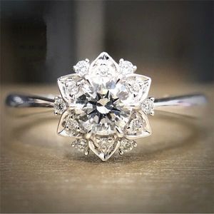 Floral Snowflake Zircon Women Ring Elegant Design For Wedding Engagement Party Daily All-match Finger Jewelry Gift - Product Image 1