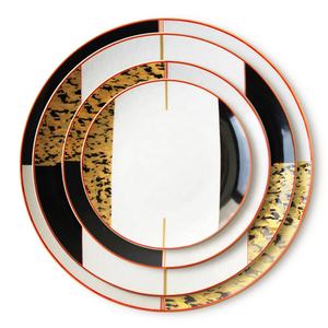 Venta al por mayor Bone China Dinner Plate Set Nuevo diseño Utensilios de cocina Porcelana Cargador Platos Plant Pattern para bodas Cenas - Product Image 2