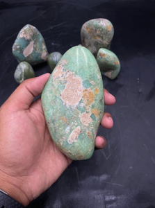 Crisoprasa natural de forma libre, completamente pulida, tono verde vibrante, superficie lisa, pieza única, perfecta para coleccionistas. - Product Image 4