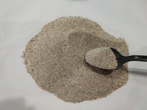 Poudre et granulés de kyanite à faible teneur en impuretés, matière première réfractaire de qualité supérieure largement utilisée dans l'industrie réfractaire et la fonderie - Product Image 2