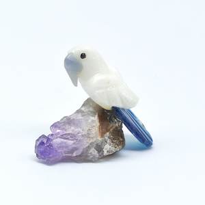 Piedra Natural Brasileña: Ágata de Encaje Azul/Calcita Blanca/Ágata Azul/Esmalte Azul Tallado de Loro - Product Image 1