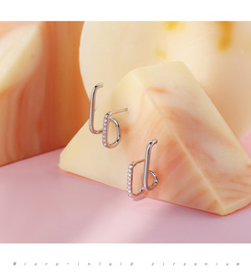 Boucles d'oreilles INS style minimaliste double ligne en or 18 carats/platine, serties de diamants, accessoire personnalisé pour femme - Product Image 4