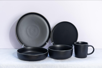Service de vaisselle en céramique noir mat écologique et durable, design nordique, compatible four, assiettes, bols et tasses