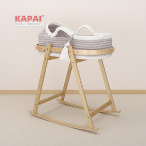 Soporte de madera natural para cesta Moisés, trapezoidal, plegable, con base oscilante estable y anillo curvo para bebés recién nacidos. - Product Image 3