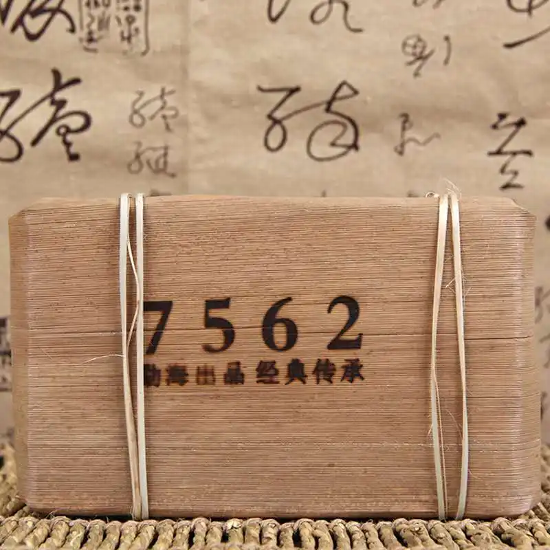 Puerh Yunnan Menghai Puer 7562 black brick tea in bluk puer tea with bamboo package