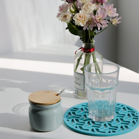 Set de table rond en feutre vibrant avec motif chevron ajouré, écologique et résistant à la chaleur pour une décoration de table moderne et personnalisée
