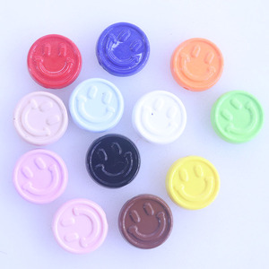 Cuentas Acrílicas Redondas Planas de 20 mm con Caras Sonrientes en Colores Surtidos para Bisutería y Llaveros - Product Image 6