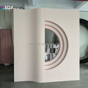 Arco de Boda Blanco Personalizado LEDA con Grabado de Patrón Rosa, Soporte de Pared para Fondo de Escenario de Boda de PVC - Product Image 1