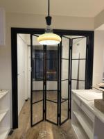 Puerta Plegable Moderna de Aluminio y Vidrio, Sin Rieles, Abatible, para Uso Interior en Dormitorios, Salas de Estar, Pasillos, Estudios, Hoteles y Villas