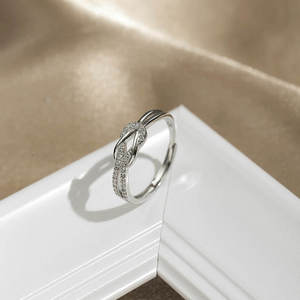 Joyería al por Mayor de Alta Calidad, Anillo Ajustable con Cristales Pavé y Nudo de Amor Retorcido para Mujer - Product Image 3