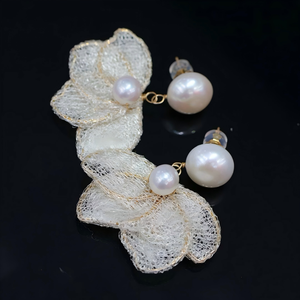 Pendientes de Perlas Lisianthus Hechos a Mano, Oro de 14K, Encaje Italiano, Perlas de Agua Dulce de 6-11mm, Joyería Fina Floral Única - Product Image 1