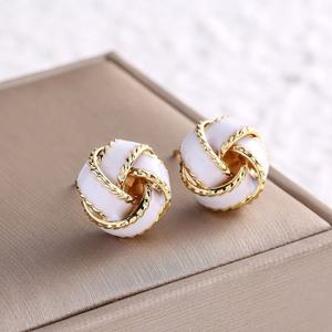 Boucles d'oreilles clous en alliage de zinc plaqué or, style rétro français haut de gamme, en forme de cœur, tendance pour femme, Nouvel An, automne/hiver - Product Image 3