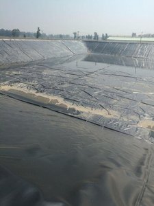 แผ่นใยสังเคราะห์ HDPE ความหนาแน่นสูง สำหรับบ่อเพาะเลี้ยงสัตว์น้ำ แผ่นปูบ่อ PEHD สำหรับก่อสร้างเขื่อน หนา 0.75 มม. - Product Image 3