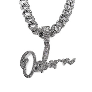 จี้ตัวอักษรแบบฮิปฮอปสไตล์ยุโรปอเมริกัน ประดับเพชรเต็มตัว ทำจากทองแดง พร้อมสร้อยไม้ไผ่ ดีไซน์เฉพาะตัว สไตล์อินสตาแกรม สำหรับผู้ชายและผู้หญิง พร้อมสลักชื่อ - Product Image 5