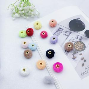 Vente en gros de perles en peluche de 20mm couvertes de fourrure pour la fabrication de bijoux perles pompon breloques pour bijoux bricolage collier pendentif accessoires - Product Image 4