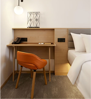 Ensemble de mobilier de chambre d'hôtel minimaliste en bois clair avec tête de lit intégrée rembourrée et meuble TV pour chambre d'hôtel de chaîne hôtelière