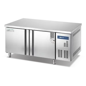 Enfoque en el nuevo estilo debajo del refrigerador, refrigerador, banco de trabajo de acero inoxidable, congelador, refrigerador debajo del mostrador