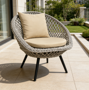 Chaise de bistrot ronde en osier pour patio avec coussin épais beige pour jardin, cour, balcon, terrasse, bord de piscine - Product Image 1