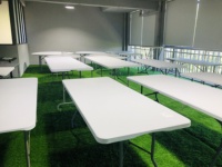 Vente directe d'usine Tables et chaises pliantes en plastique bon marché pour les restaurants et les cafés à Dubaï