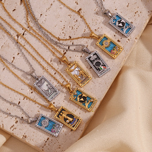 Collar con Colgante <span class=keywords><strong>de</strong></span> Acero Inoxidable Hipoalergénico con Circonitas y Baño <span class=keywords><strong>de</strong></span> Oro <span class=keywords><strong>de</strong></span> 18K, Collar con Diseño <span class=keywords><strong>de</strong></span> Carta <span class=keywords><strong>del</strong></span> Tarot, Estilo Vintage Original - Product Image 5