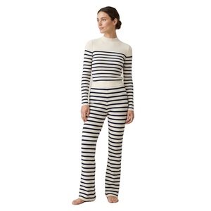 Ensemble tricoté côtelé personnalisé pour femme, style OEM, haut à col montant à rayures bretonnes et pantalon évasé ajusté, 2 pièces en coton biologique - Product Image 1