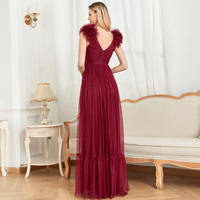 Robe de soirée longue en tulle bordeaux avec fleurs 3D, col en V profond, maille à pois et volants, idéale pour les demoiselles d'honneur et les soirées formelles.
