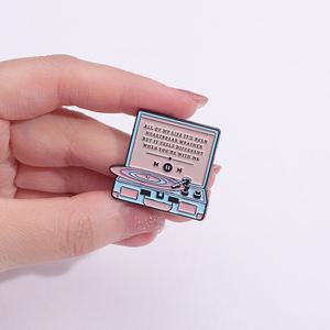 หมุดเคลือบสีชมพูสำหรับเด็กผู้หญิงและผู้หญิงเทปคาสเซ็ทสำหรับดราม่าทีวีสีชมพูสุดสร้างสรรค์แนววินเทจสำหรับเด็กผู้หญิงและผู้หญิง - Product Image 4