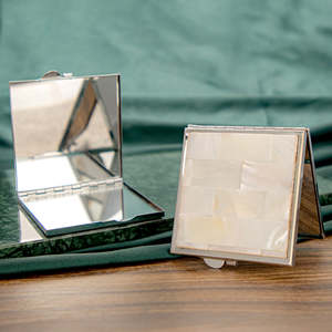 Wholesale Custom Logo Natural Shell Inlay Pocket <b>Mirror</b> Square Metal Vanity <b>Compact</b> <b>Mirror</b> Bridesmaid Gift Supply Gold Silver - Product Image 4
