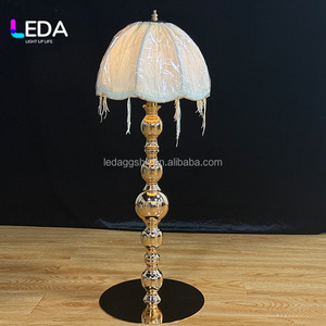 Lampe de table en métal doré LEDA, abat-jour à pompons blancs bordeaux, centre de table pour mariage, décoration de réception pour banquets, événements et fêtes - Product Image 2