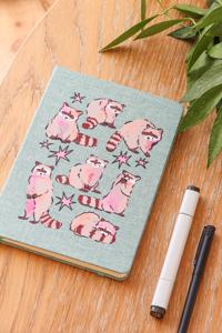 Cuaderno <span class=keywords><strong>de</strong></span> Lona con Diseño <span class=keywords><strong>de</strong></span> Mapache LABON, A5, Tapa Dura, Tela Verde, Páginas Rayadas, Ilustraciones Estéticas <span class=keywords><strong>de</strong></span> Animales, Diario, Regalo - Product Image 2