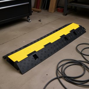 Rampe de protection de câbles en caoutchouc robuste 2,76 x 1,97 pour intérieur/extérieur, capacité d'axe de 22 000 lb, cache-câbles et tuyaux à 1 canal - Product Image 2