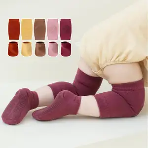 Individuelle Kniepads Kindersocken-Set Regenbogenfarbe Punkt Griff rutschfeste Baby-Socken atmungsaktive bequeme Baumwollsocken