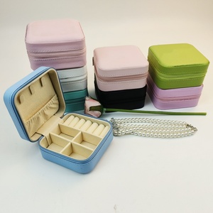 Portagioie Quadrato alla Moda, Portatile da Viaggio, Piccolo Contenitore per Ciondoli, Collane, Orecchini e Anelli, in Pelle con Chiusura a Cerniera - Product Image 2