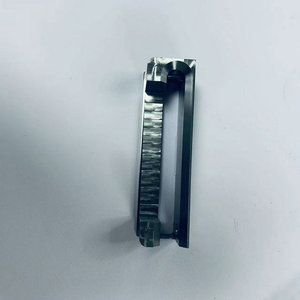 Soporte en L de acero mecanizado por CNC con dos orificios y un orificio ovalado para aplicaciones de montaje - Product Image 2