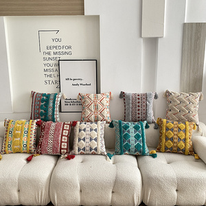 Housse de coussin tuftée style bohème, nouvelle mode, imprimé géométrique coloré, pompons, en coton satiné, pour décoration intérieure - Product Image 3