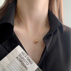 Collar con Colgante de Capullo y Vaina de Loto |   Acero Inoxidable con Baño de Oro PVD de 18K, Duradero, Resistente al Agua e Hipoalergénico |   Joyería Espiritual para Mujer - Product Image 2
