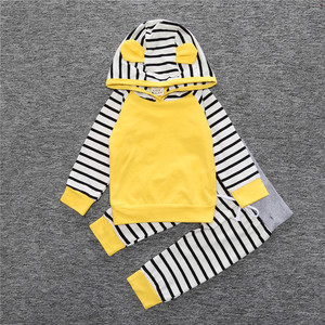 Conjunto de Ropa de Marca con Sudadera con Capucha y Pantalones a Rayas para Comprar en Línea - Product Image 1